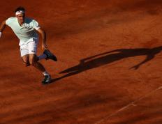 包含纳达尔回归赛场，势不可挡首场状态亮眼，日本队观众沸腾！的词条