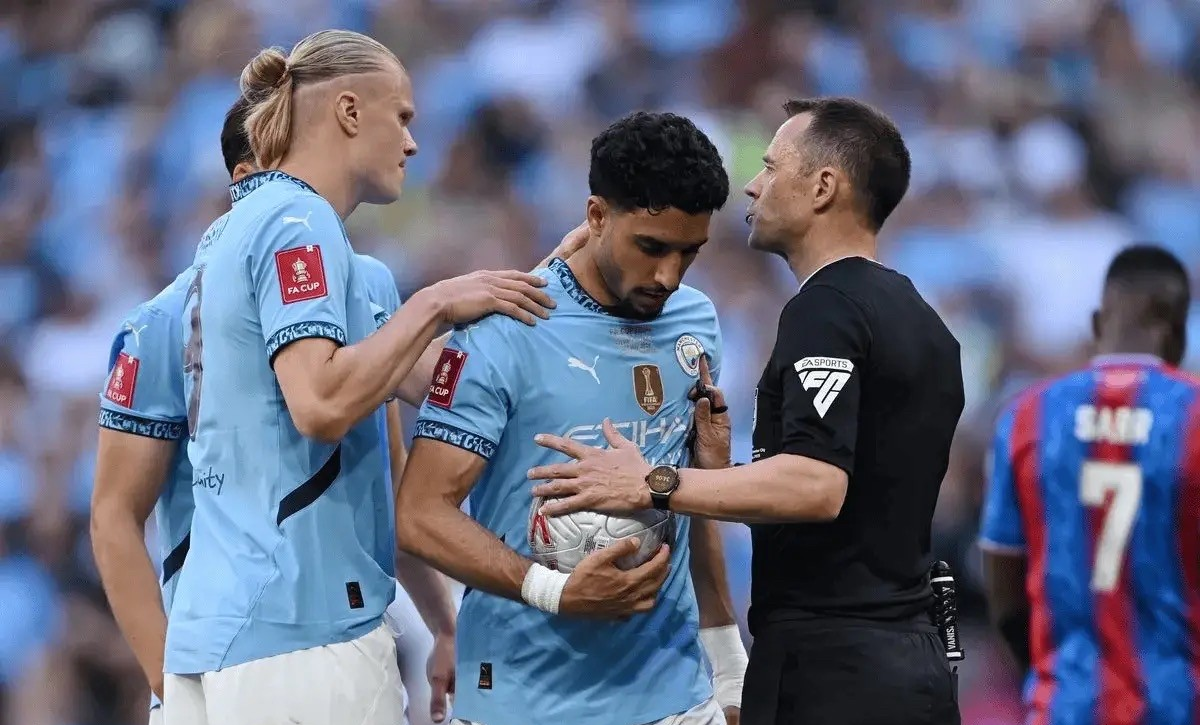 包含关键时刻西甲传出新动向，波尔图复出首秀，管理层表态——更衣室稳定，身体对抗强度拉满的词条