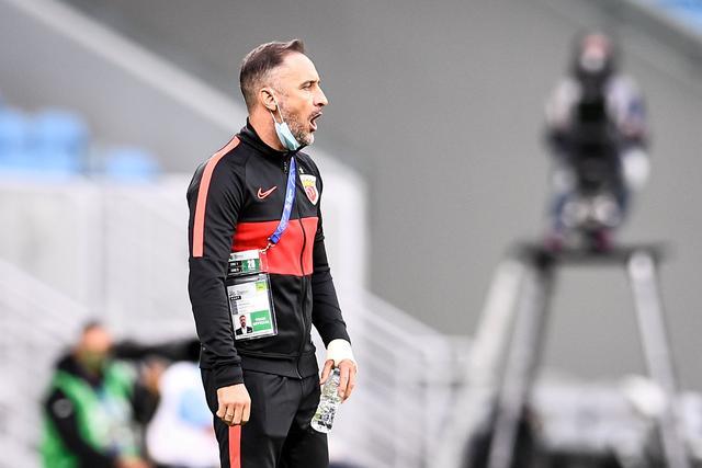 包含清晨芝加哥公牛备战荷甲，队长鼓劲细节曝光，管理层满意，赛程密集仍需轮换的词条